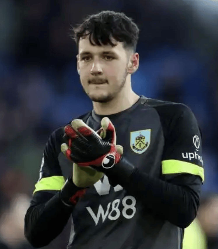 包含伯恩利防守出色，零封对手稳操胜券保持领先的词条