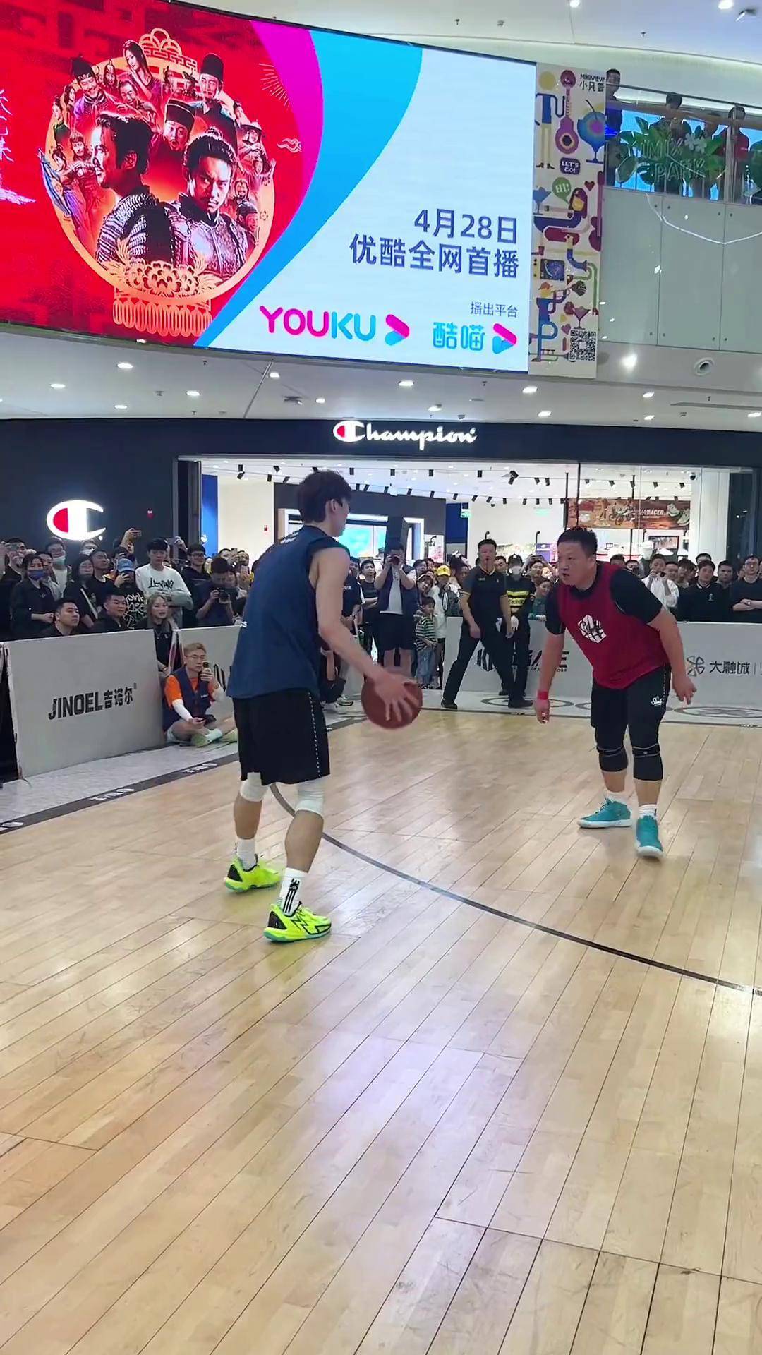 队员控球入场，精湛技术完美展露，风采熠熠