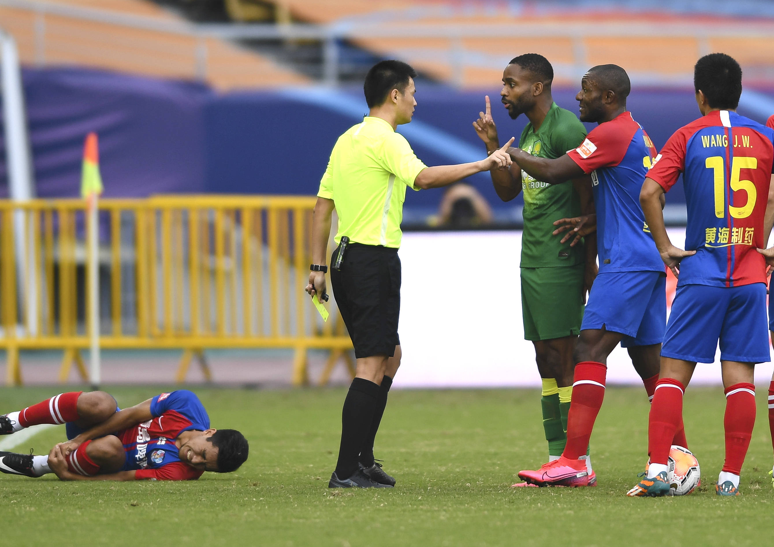 包含天津天海客场不敌青岛黄海，遭遇败绩的词条