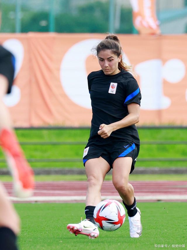 优秀的女足球员在比赛中奉献精彩表现