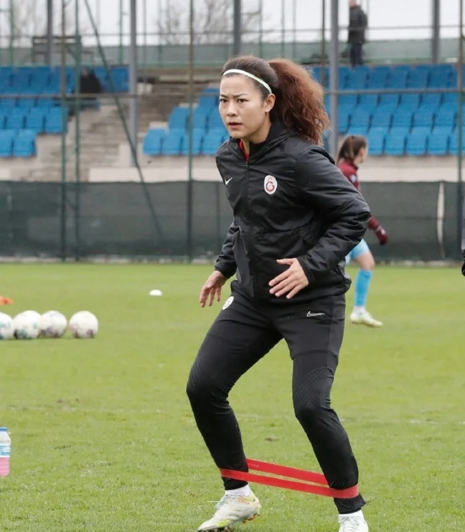 优秀的女足球员在比赛中奉献精彩表现