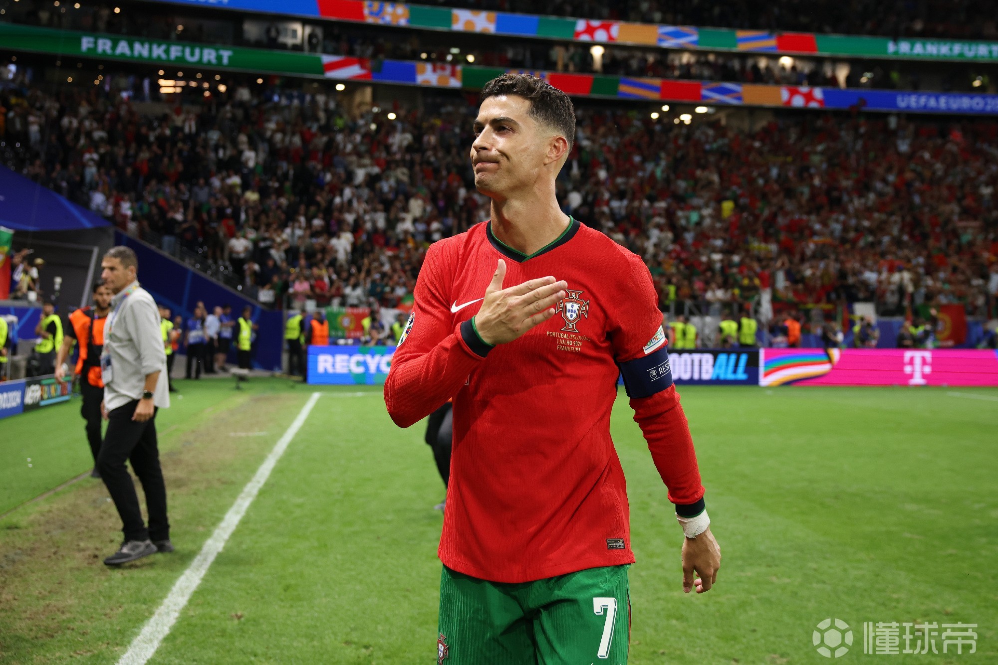 C罗攻破对手球门,帮助球队获胜 C罗攻破对手球门,帮助球队获胜