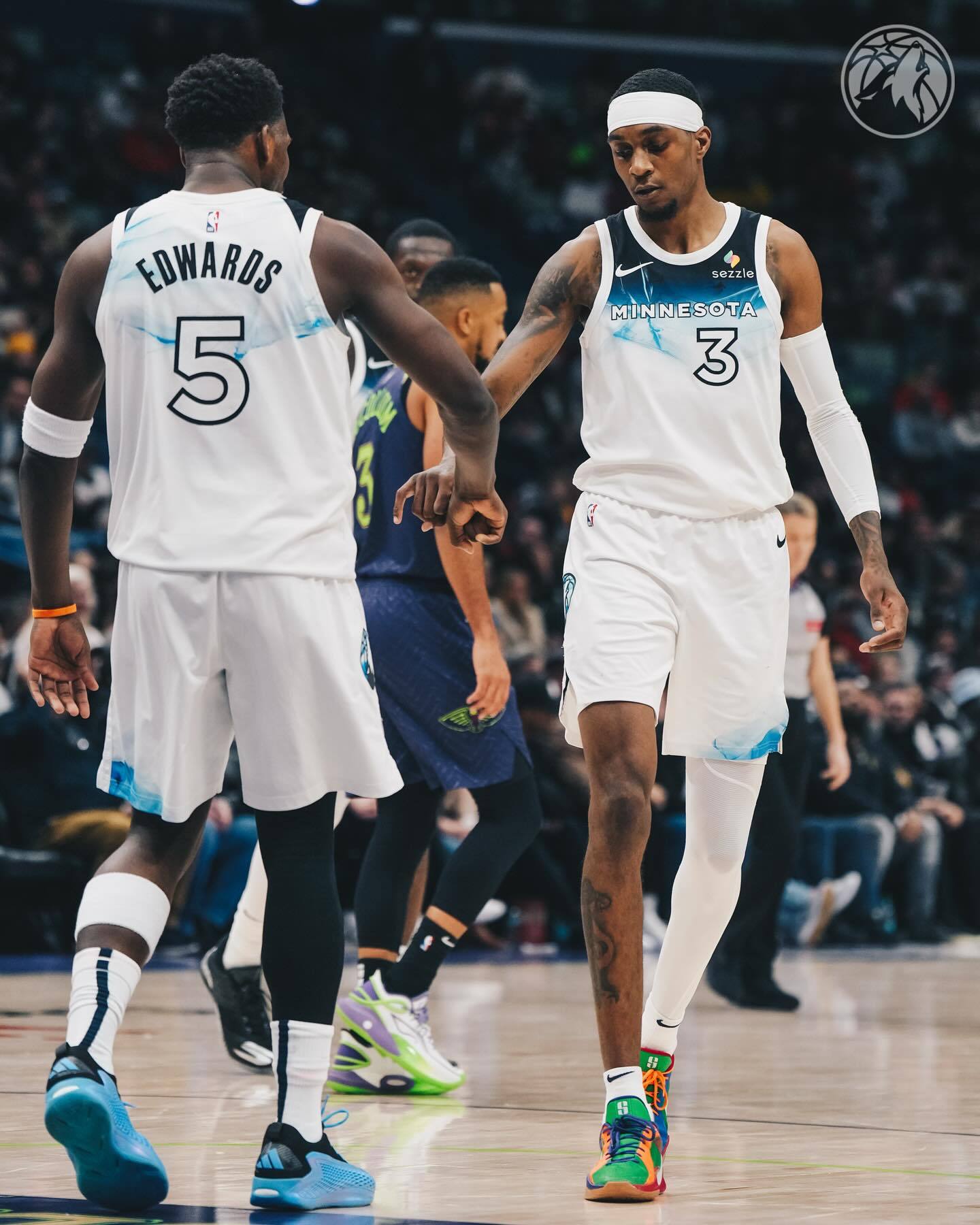 森林狼主场战胜小牛保住晋级希望