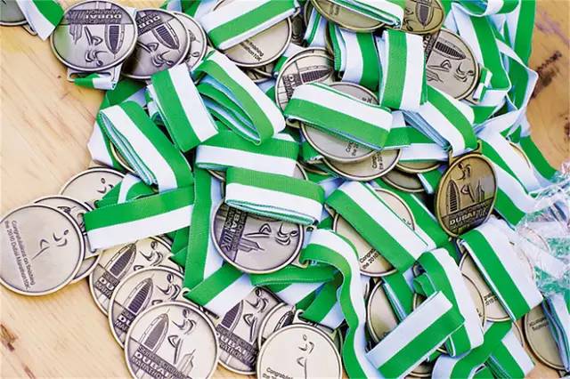 阿联酋运动员在射击项目中斩获奖牌 阿联酋运动员在射击项目中斩获奖牌