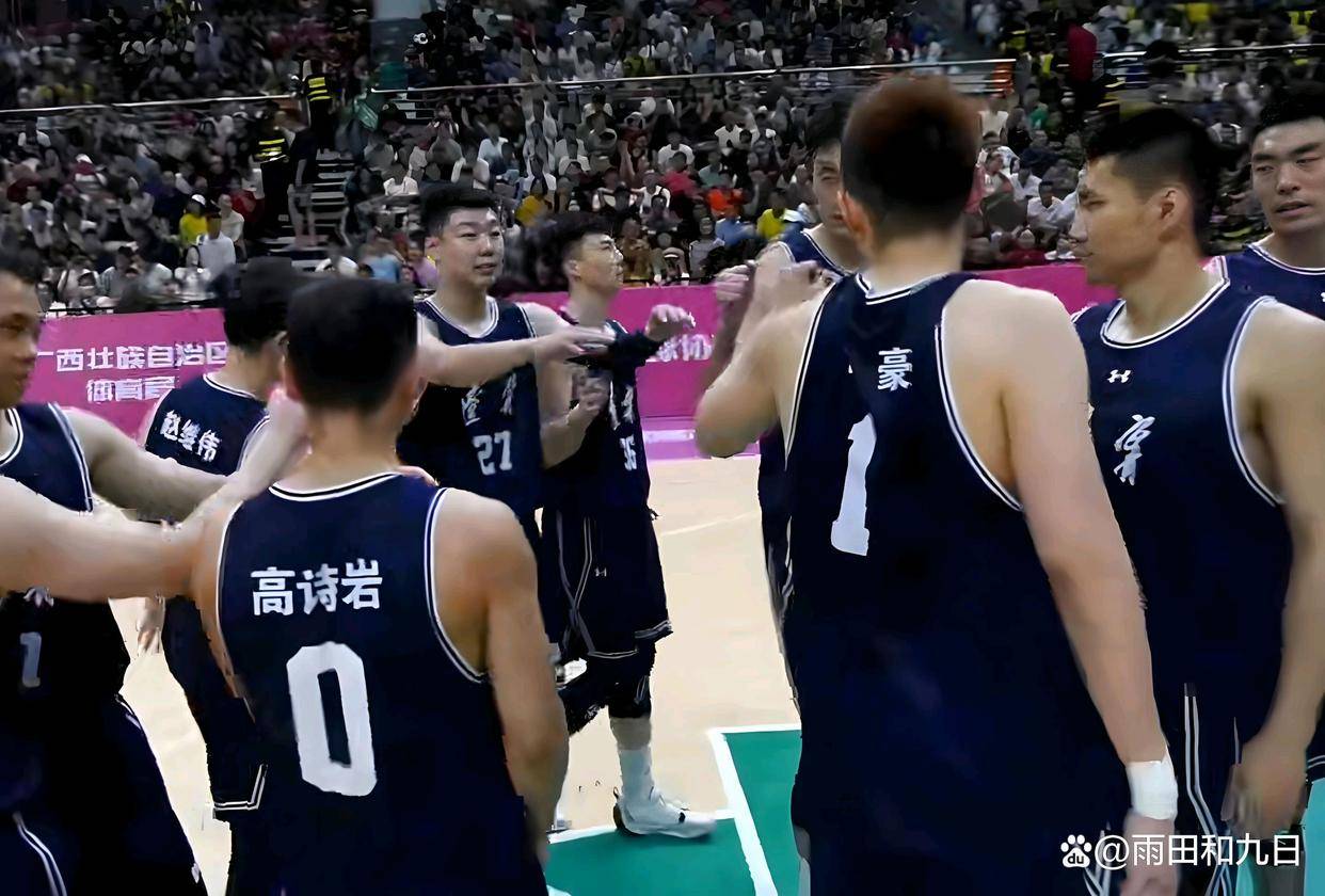 球星表现出色,为球队赢得胜利 球星表现出色,为球队赢得胜利