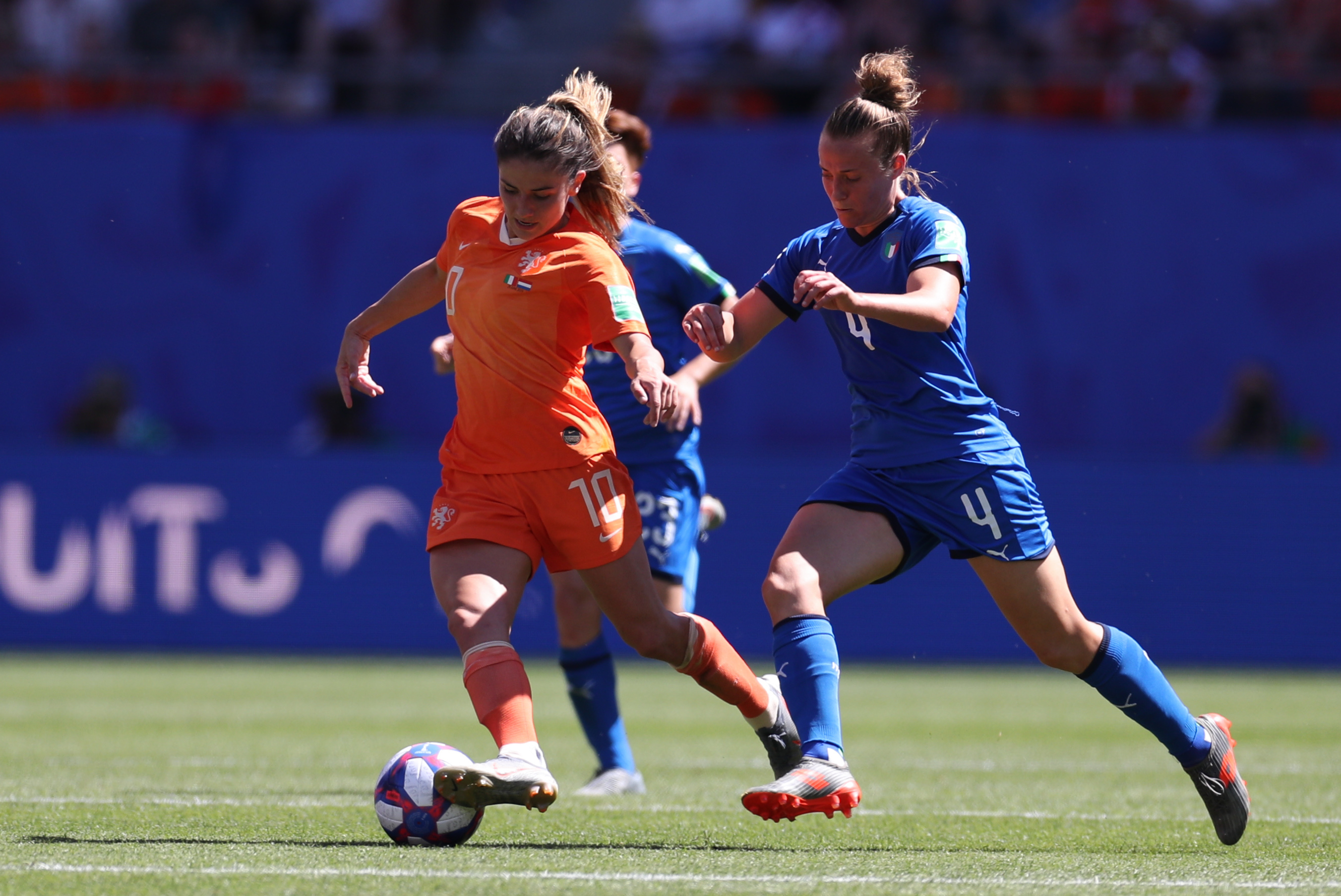 瓦朗谢纳主场猛攻，取得主场胜利