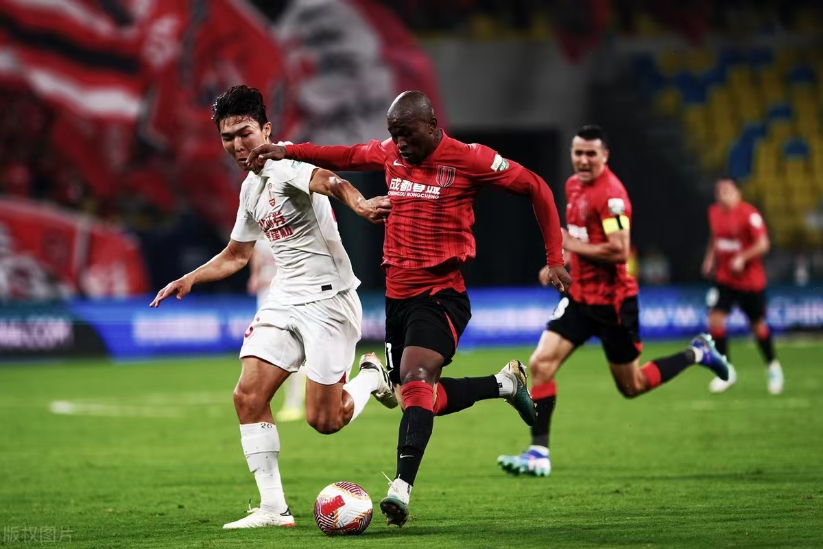 球队备战关键战役，全员集结备战