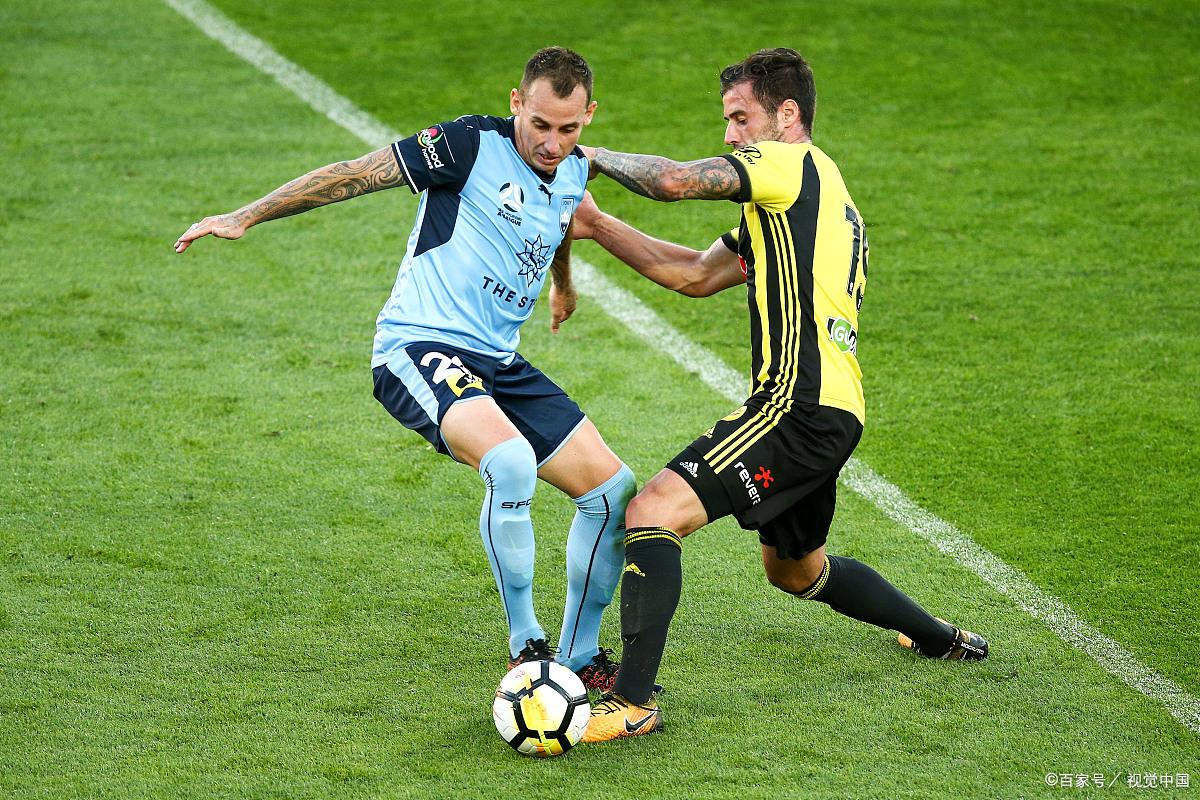 两支球队进行关键比赛角逐,劲敌对决 两支球队进行关键比赛角逐,劲敌对决