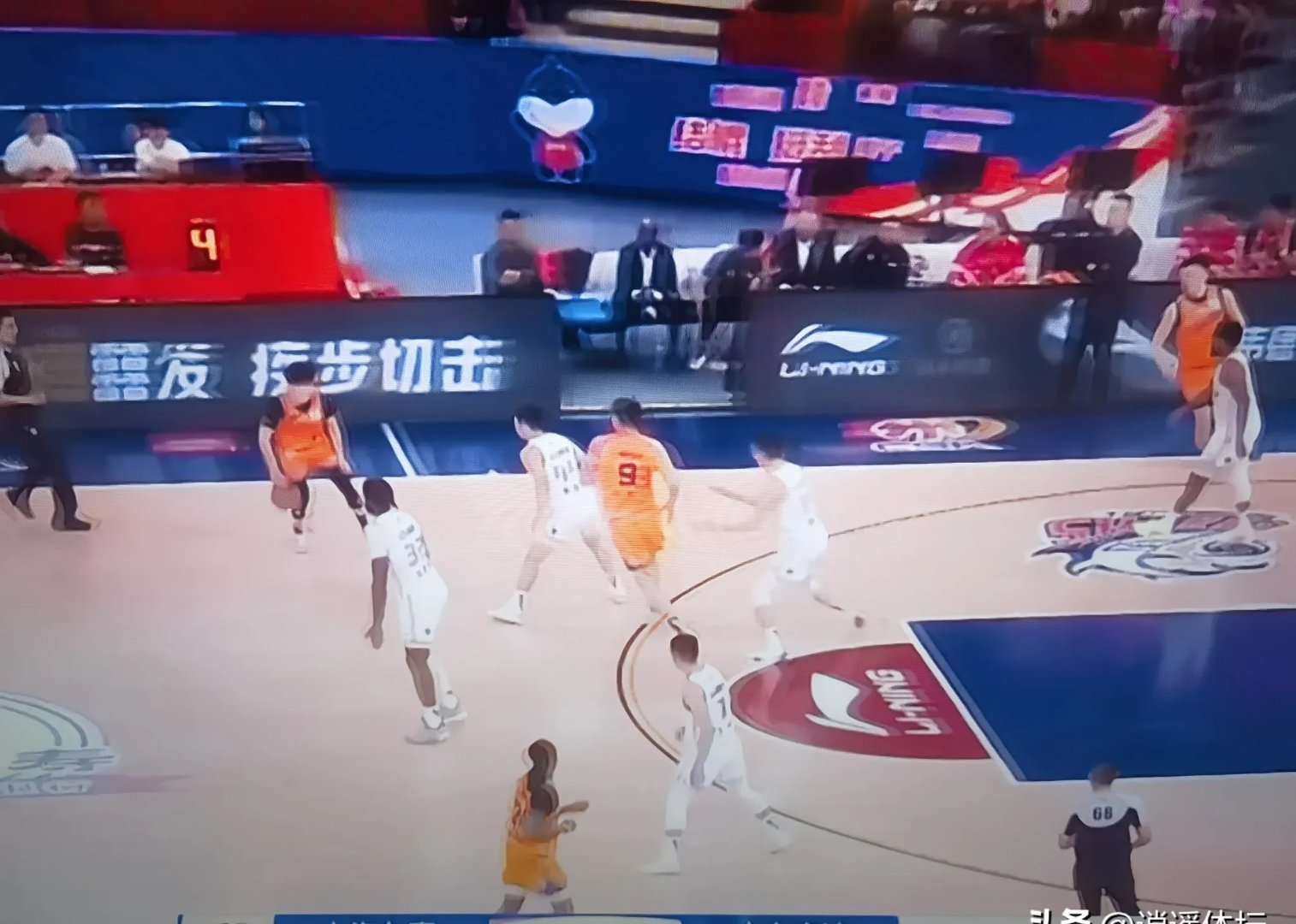 包含欧预赛比赛裁判慢镜头重播，争议判罚火热讨论的词条