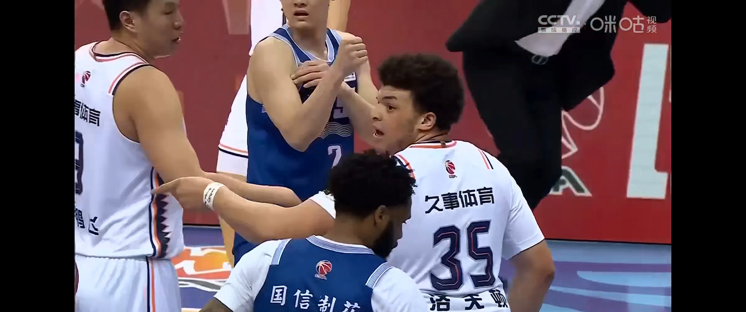 包含欧预赛比赛裁判慢镜头重播，争议判罚火热讨论的词条