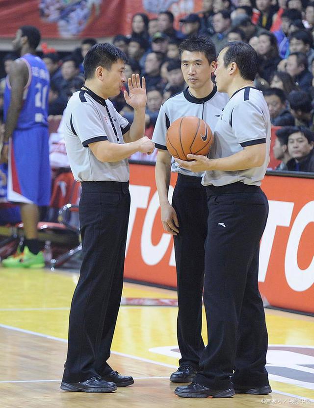 包含篮球裁判新规则出炉，球员对此反应强烈的词条