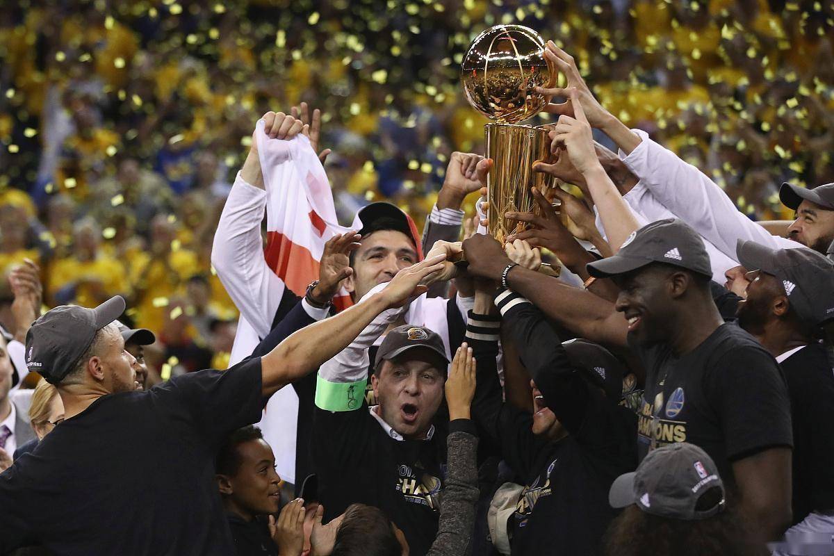 热门球星带领球队奔赴狂欢,一起取胜 热门球星带领球队奔赴狂欢,一起取胜