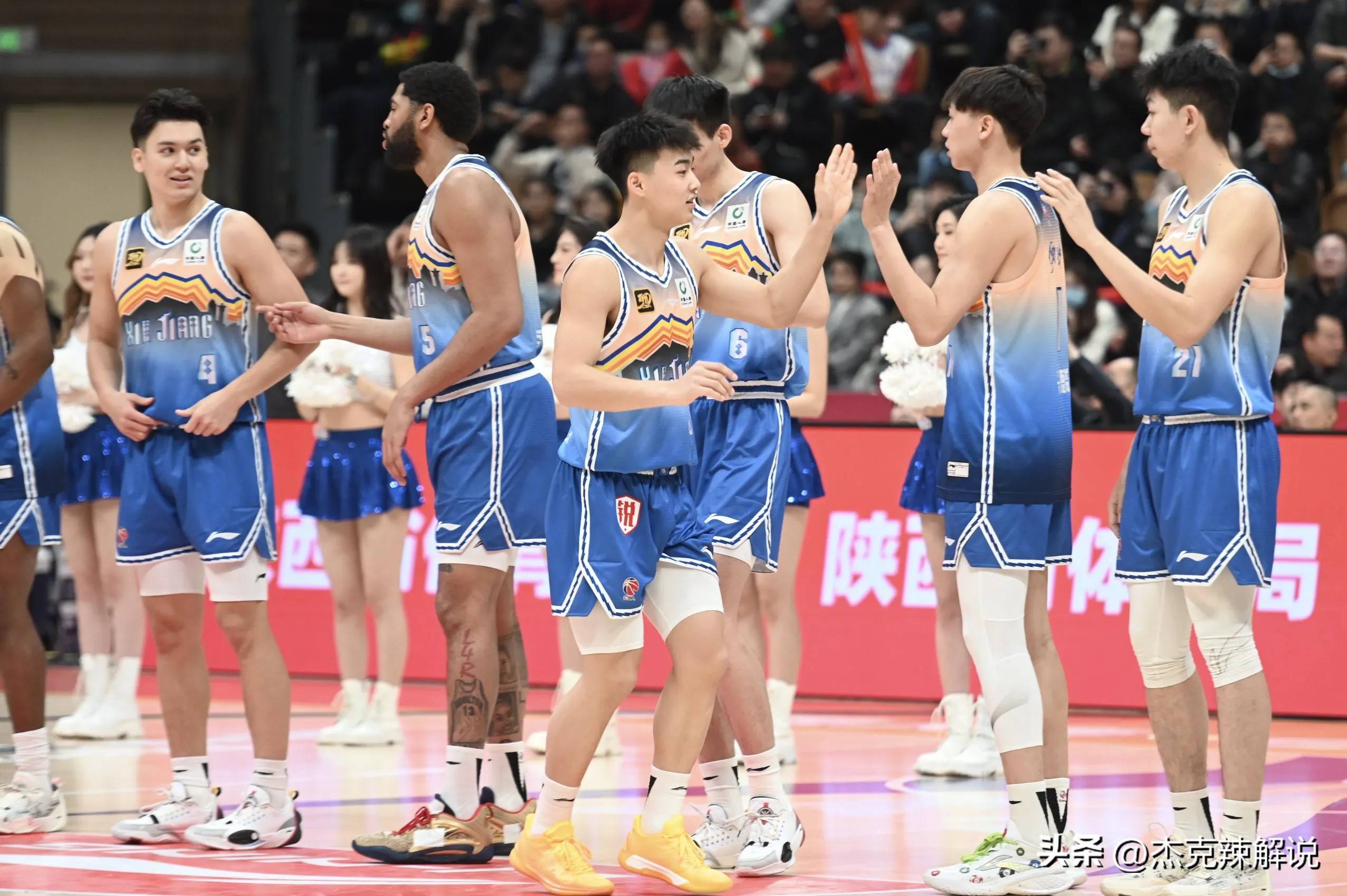 新疆队迎战辽宁队，双方火力全开争夺胜利的简单介绍