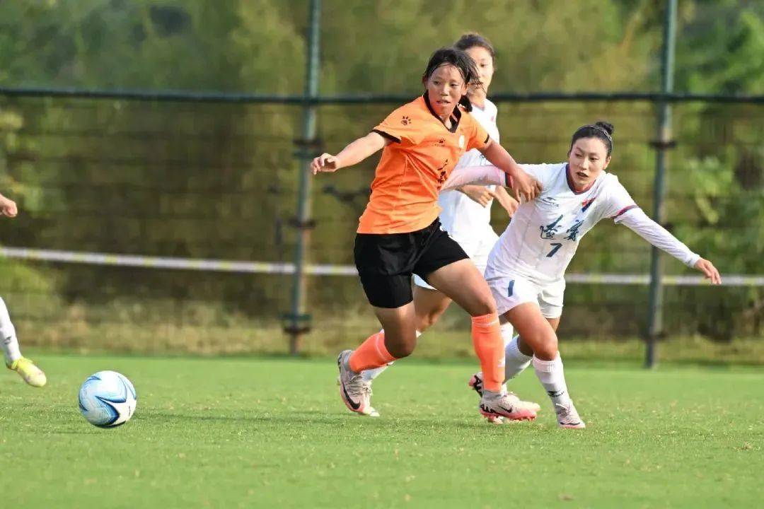 女足球员们在比赛中全力以赴，争取每一场胜利