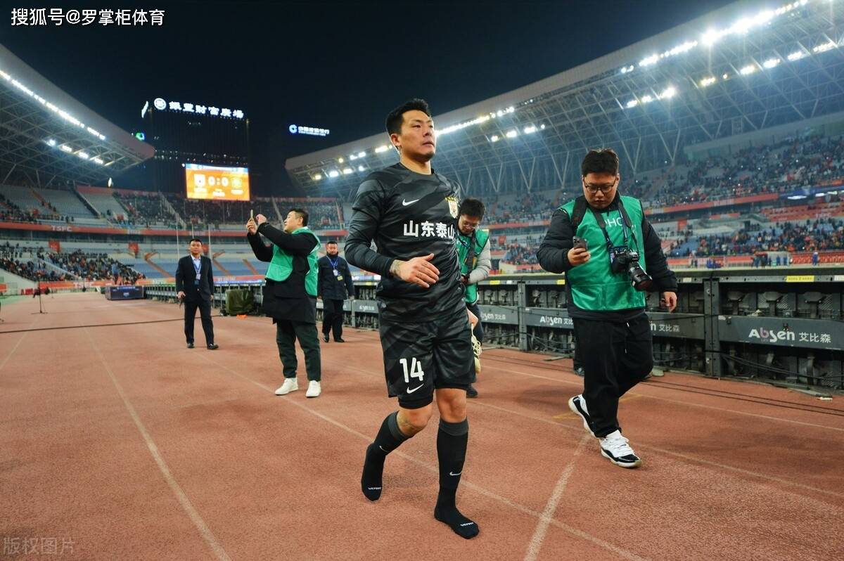 申花力克鲁能，中超争冠局势更加激烈，掌声雷动