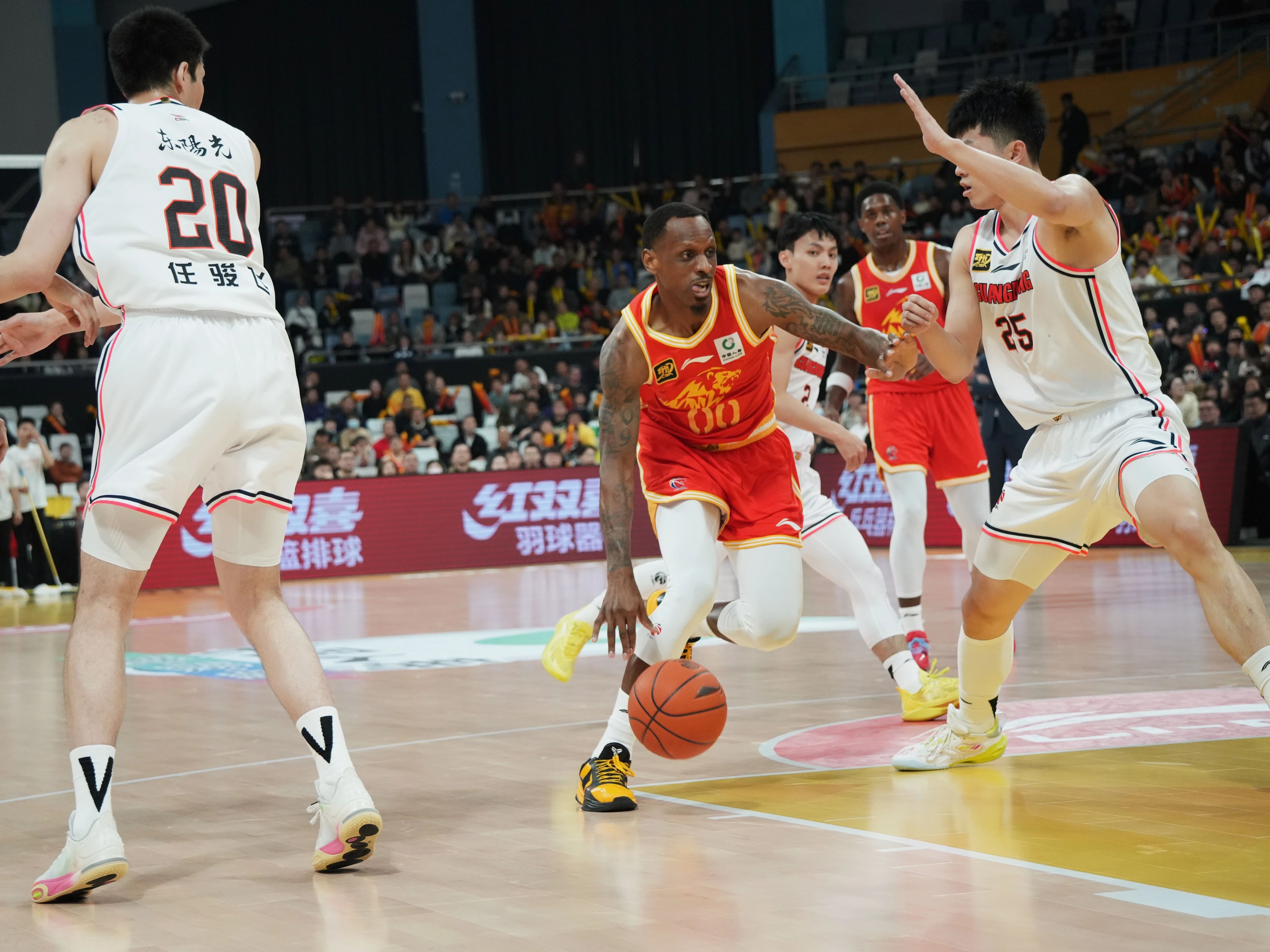 浙江男篮积分榜领跑，豪取连胜，掌声雷动