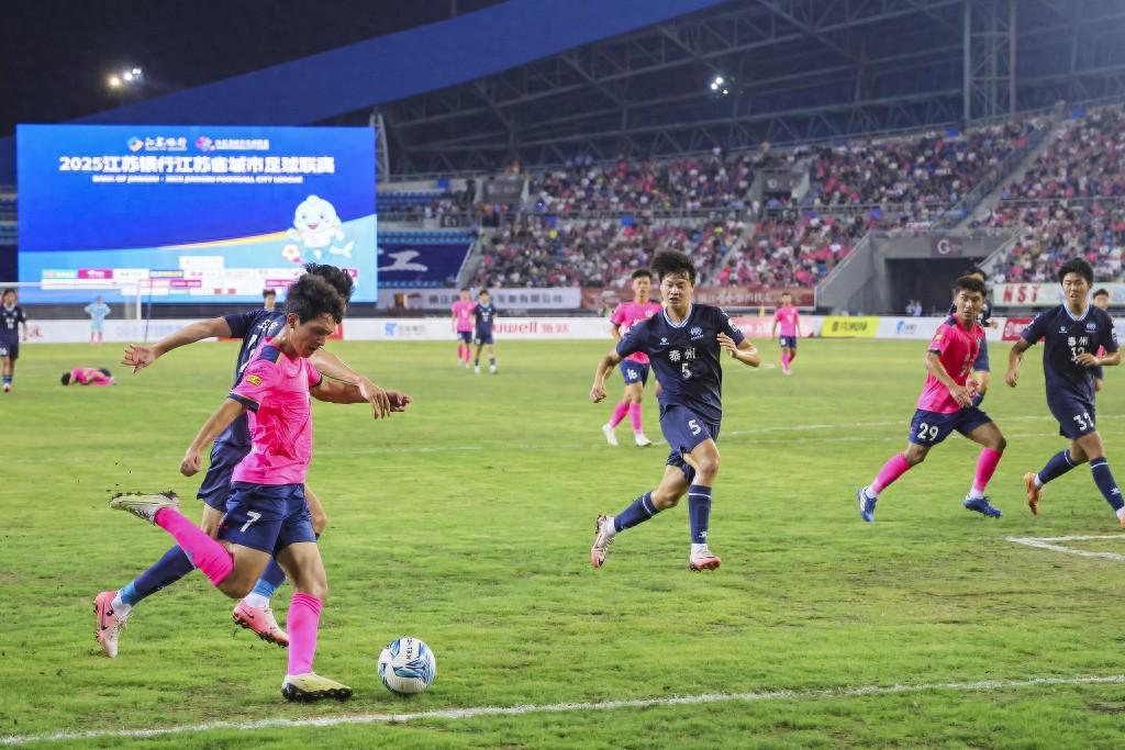 热血澎湃的足球比赛即将打响，劲敌相对，势不可挡