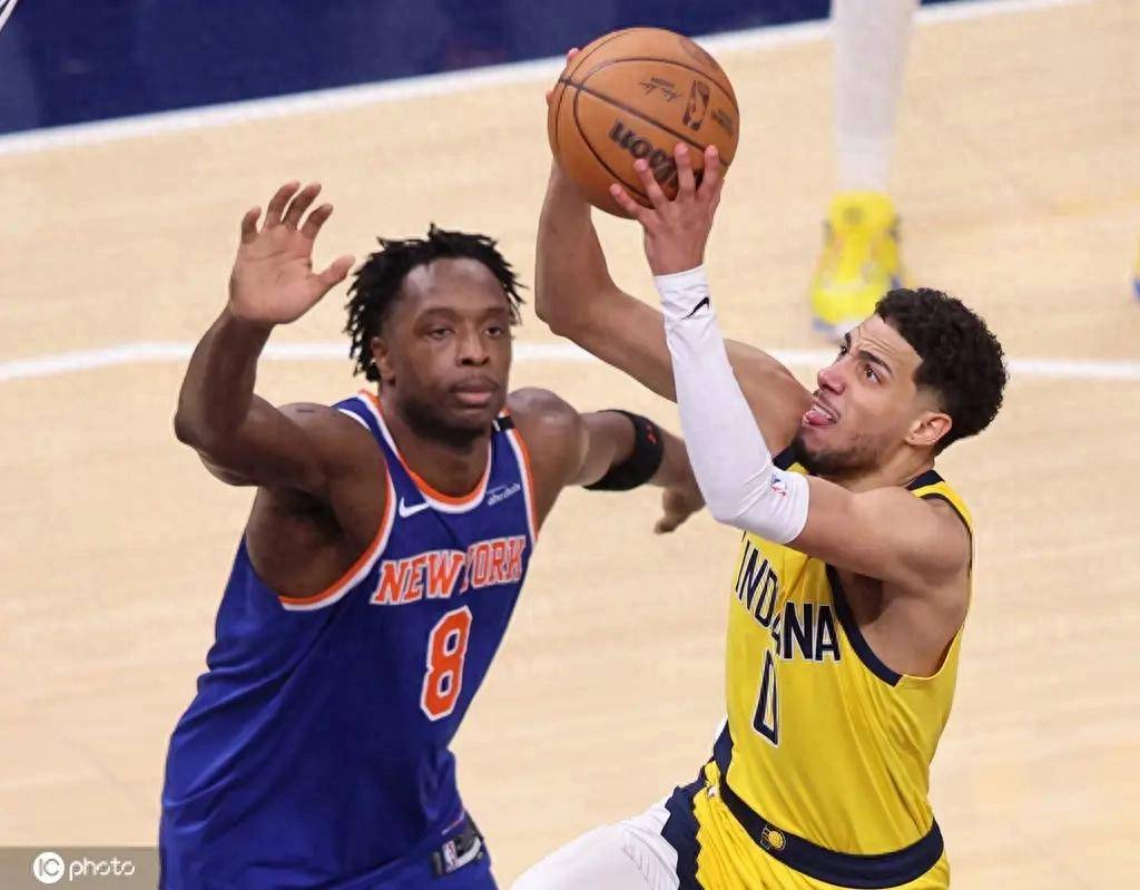 美国篮球巨星对决展现绝代风华，球迷热血沸腾，气势如虹