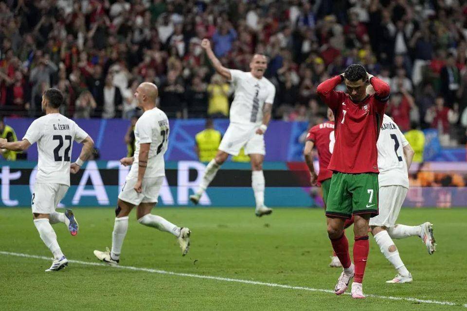 葡萄牙国家队成功晋级下一轮,振奋人心 葡萄牙国家队成功晋级下一轮,振奋人心