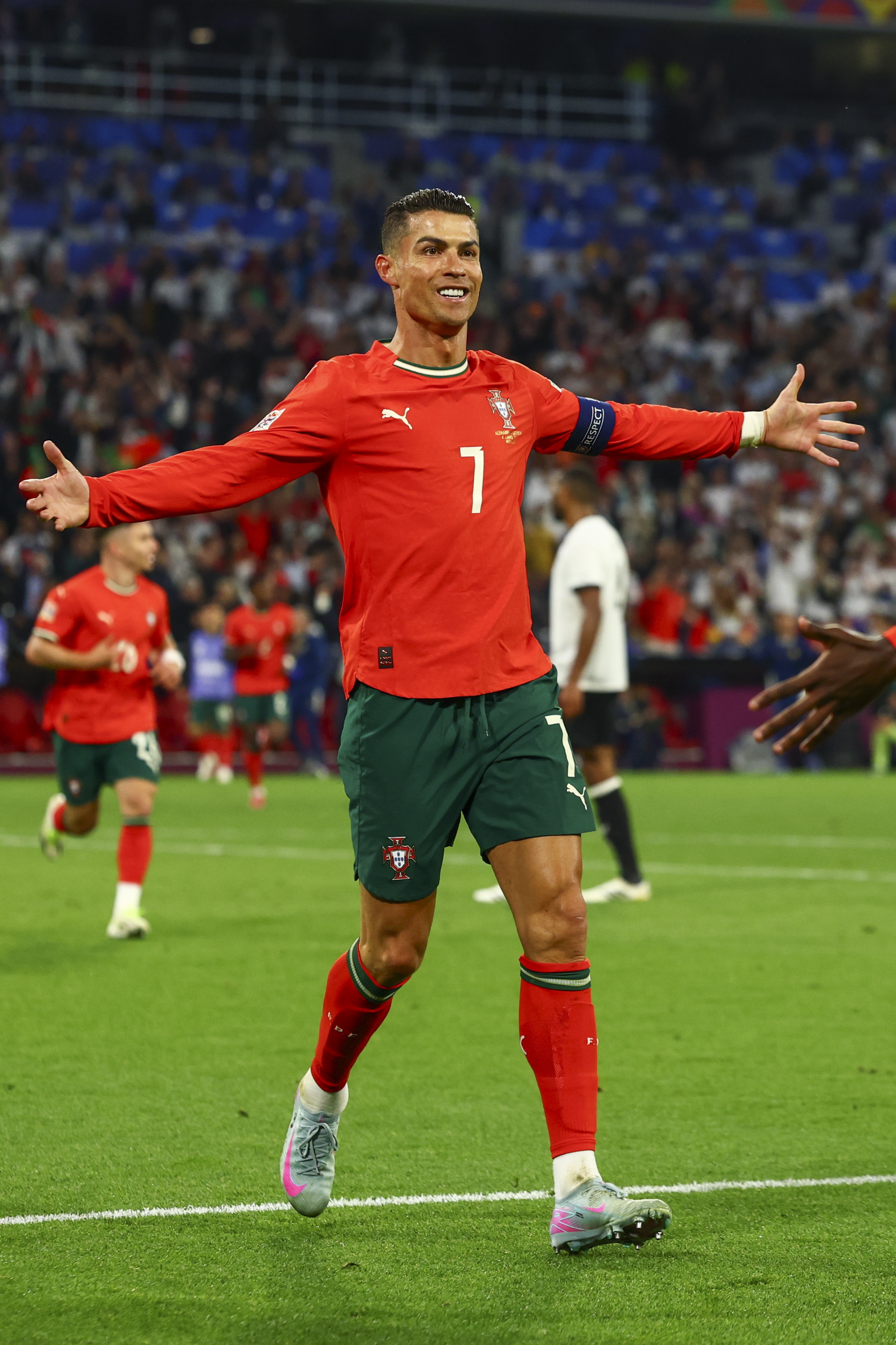 葡萄牙国家队成功晋级下一轮,振奋人心 葡萄牙国家队成功晋级下一轮,振奋人心