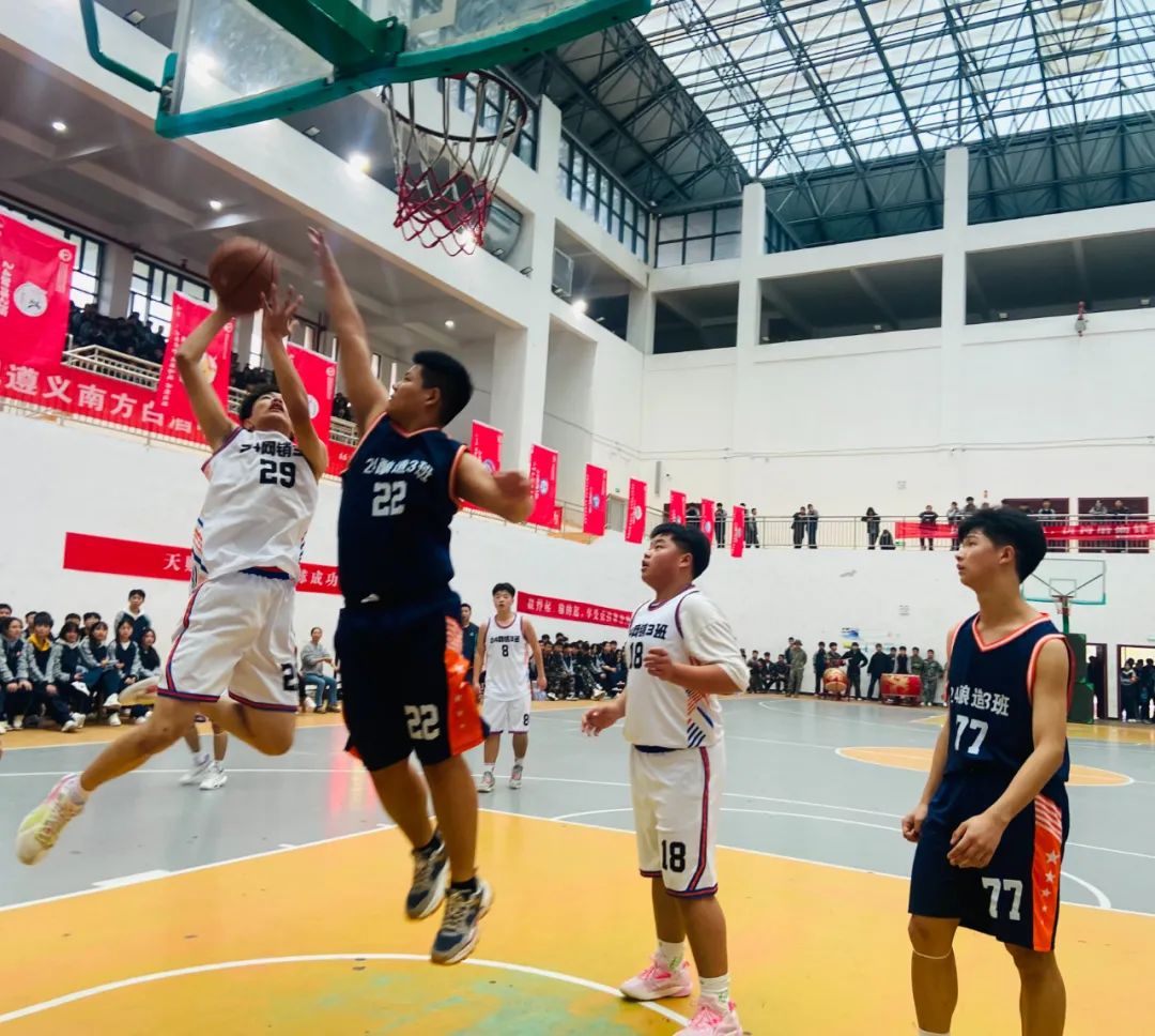 上海篮球联赛举行，各队实力对决，掌声雷动