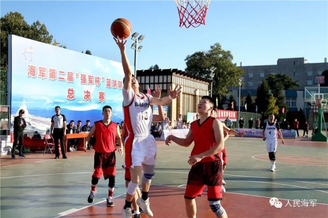 上海篮球联赛举行，各队实力对决，掌声雷动