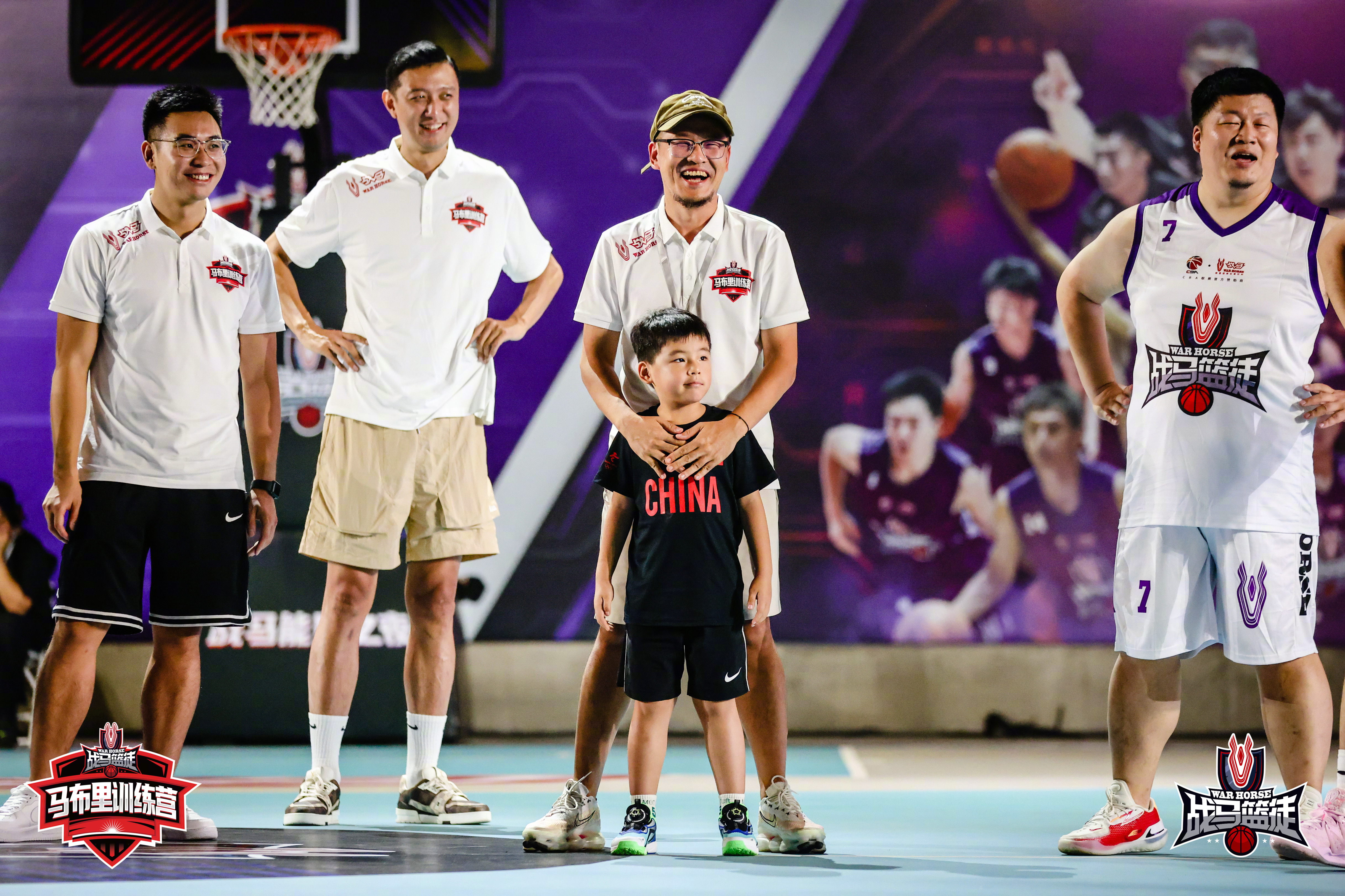 篮球训练营现场现状详情，球员毅力领先，掌声雷动