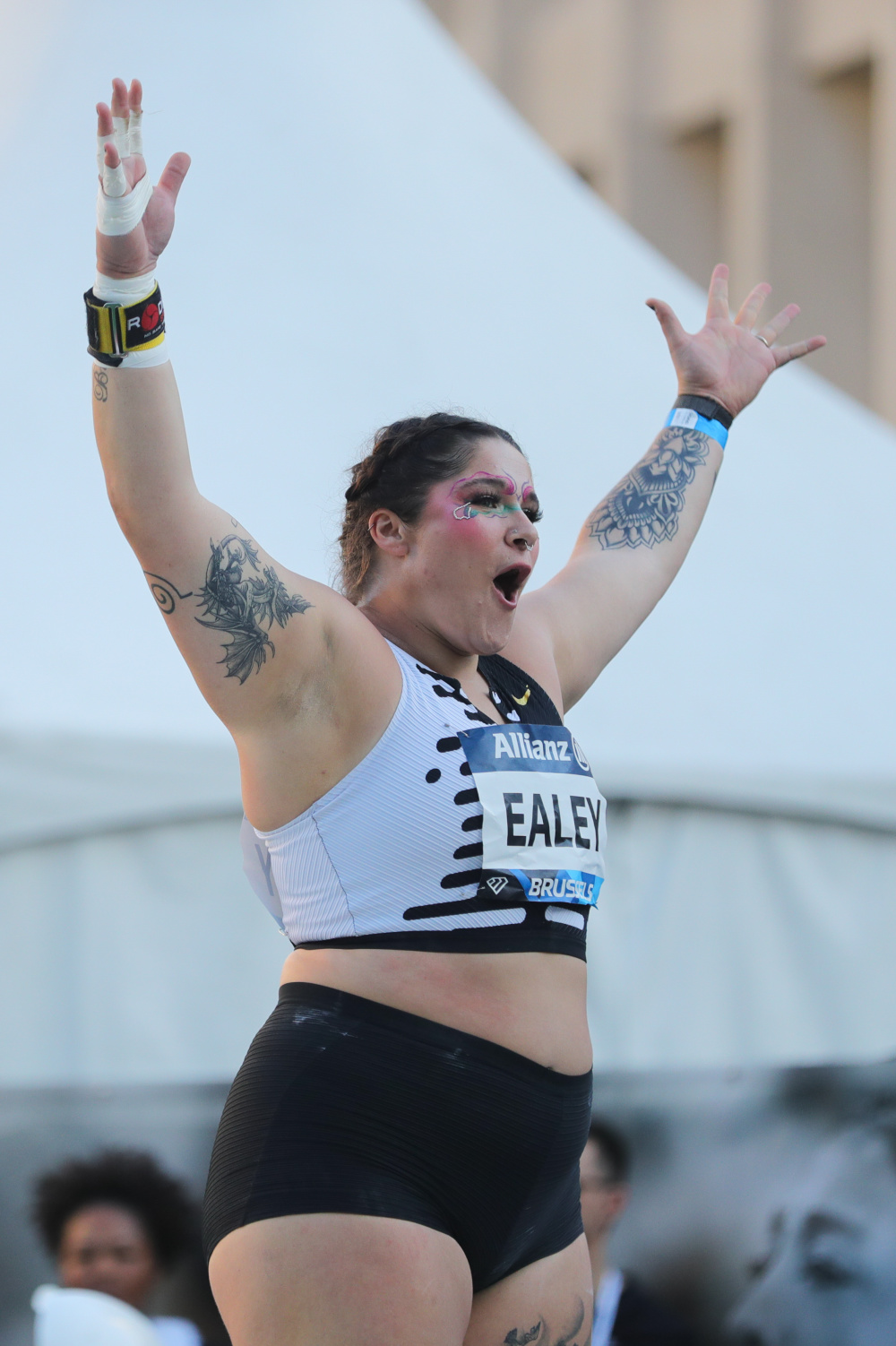 铅球比赛：美国选手力排众议，振奋人心