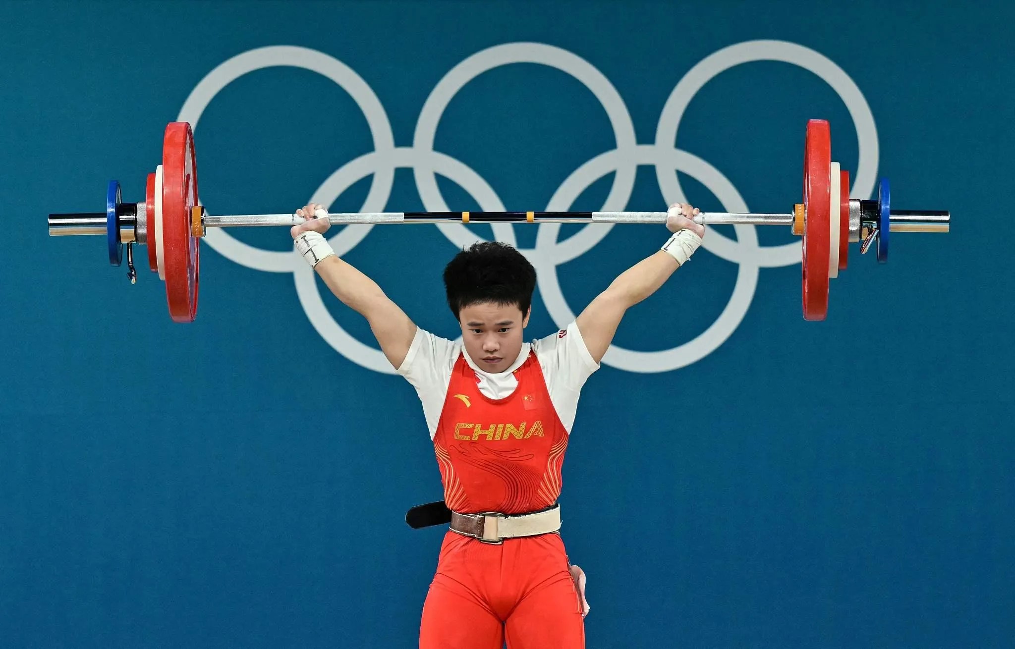 奥裔美国选手再夺金牌，举重比赛喜获成功，全场震撼