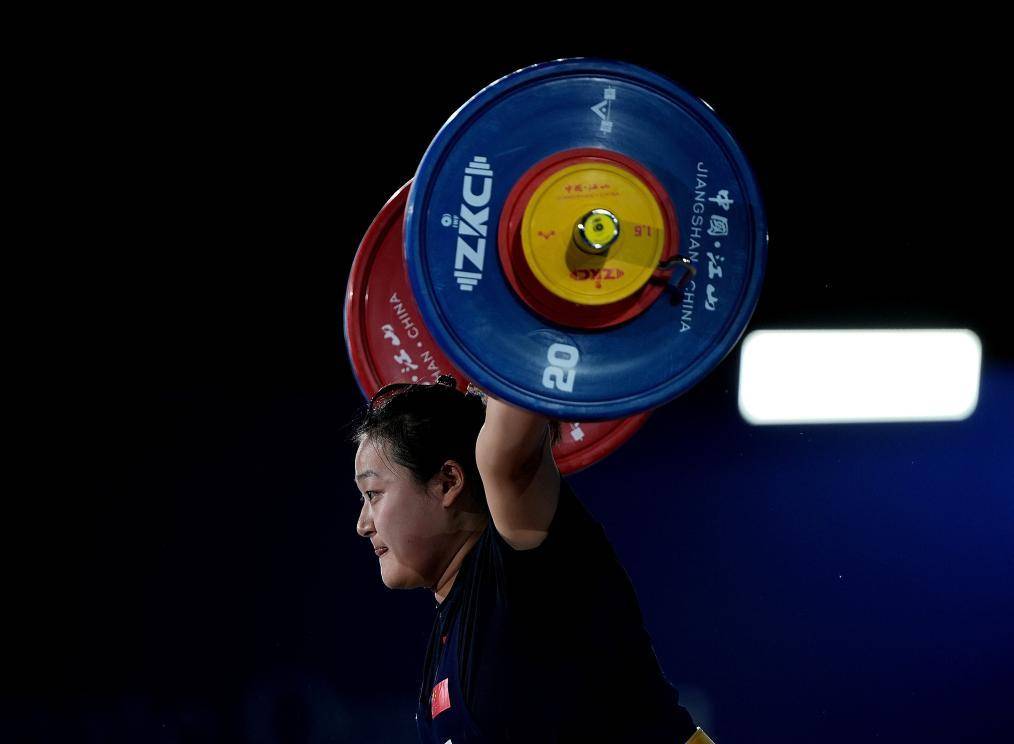 奥裔美国选手再夺金牌，举重比赛喜获成功，全场震撼