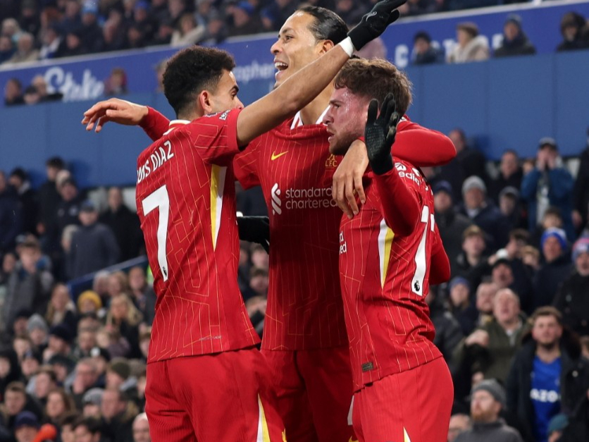 英超球场氛围热烈，球迷声势浩大震撼，引发热议