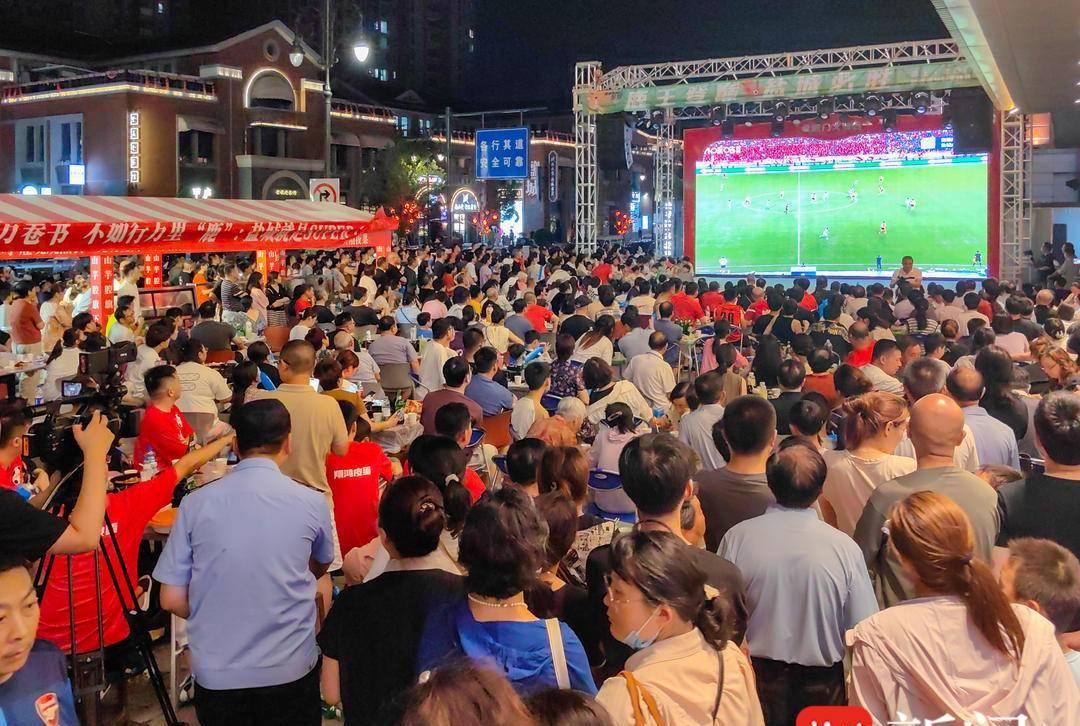 比赛现场气氛火爆,球迷激情高涨,士气大振 比赛现场气氛火爆,球迷激情高涨,士气大振