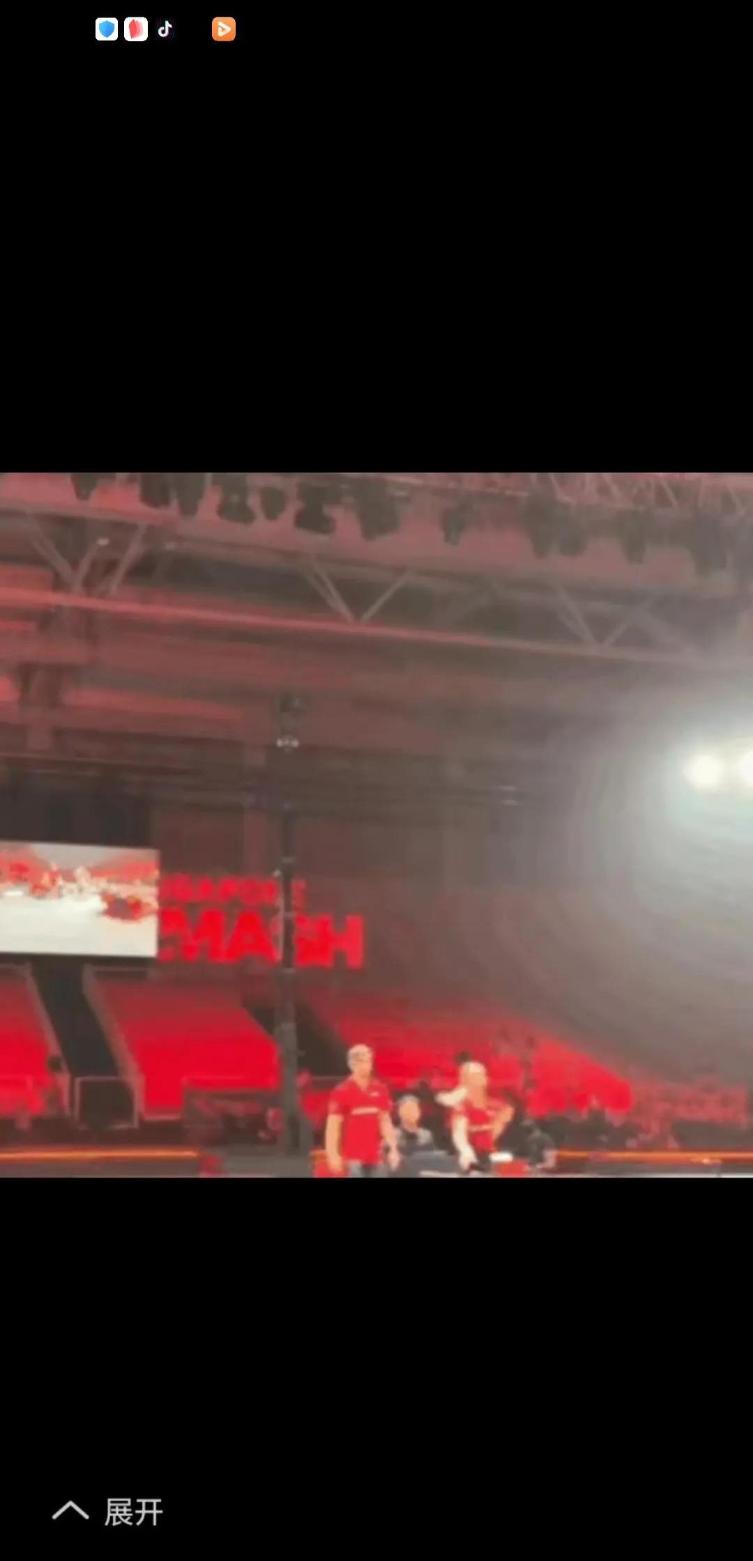 比赛现场气氛火爆,球迷激情高涨,士气大振 比赛现场气氛火爆,球迷激情高涨,士气大振