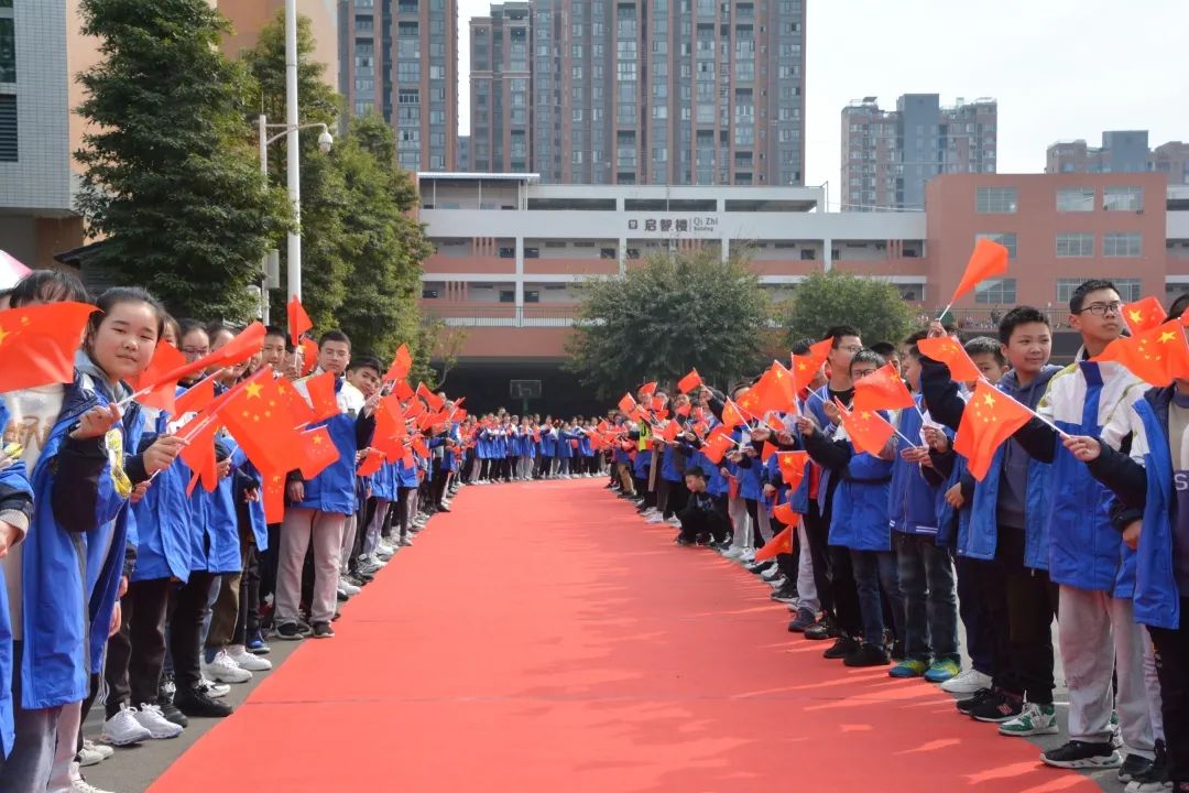 世界体操赛事：俄罗斯选手高空翻飞，夺魁，掌声雷动