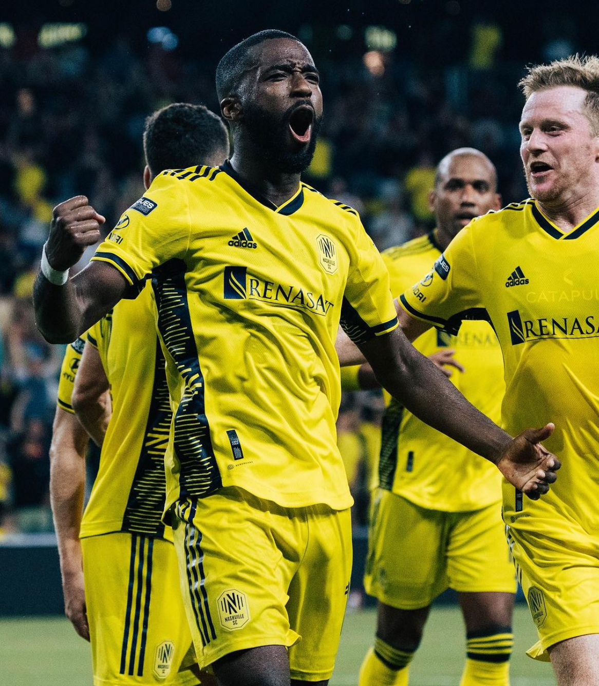 沙尔克遭遇连败，降级阴影笼罩球队，表现亮眼