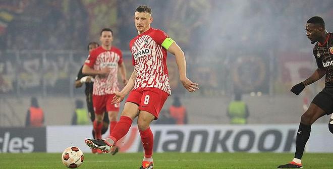 弗赖堡队顶住压力，取得关键胜利，振奋人心