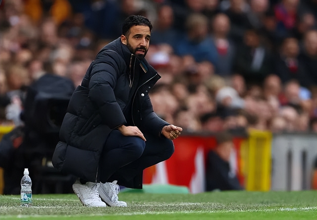 曼城在赛场上力挫对手晋级淘汰赛，掌声雷动的简单介绍