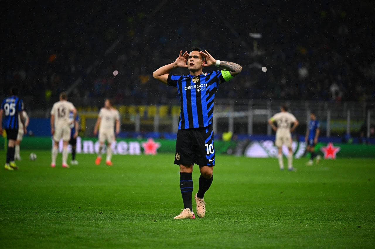 年轻球员在国际比赛中崭露头角，掌声雷动