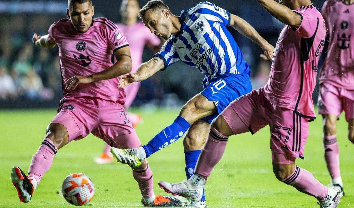 年轻球员在国际比赛中崭露头角，掌声雷动