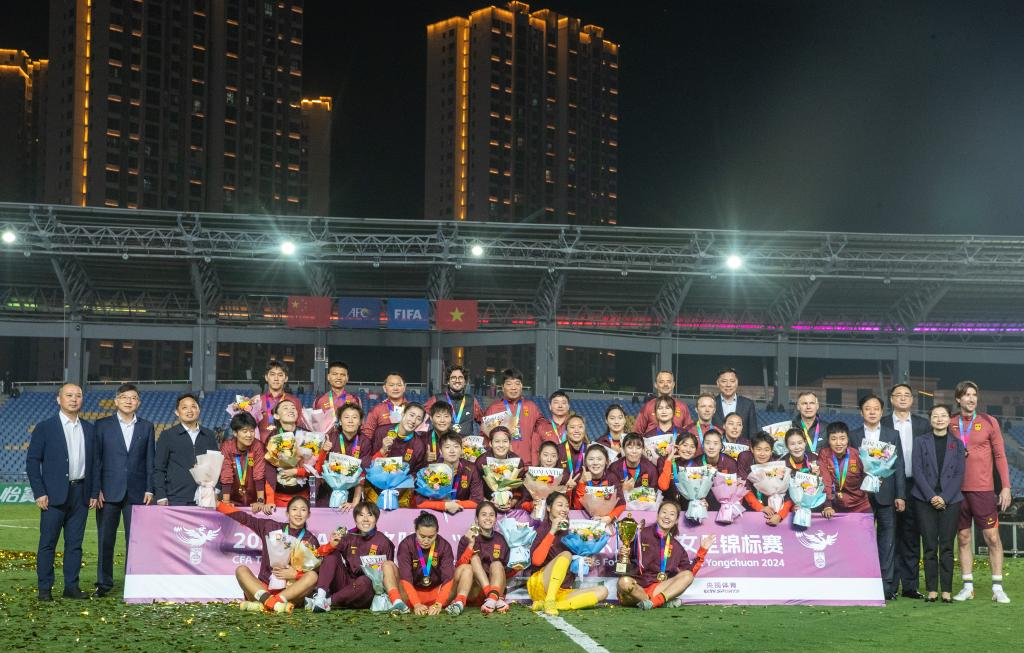 顽强拼搏，女足谱写辉煌篇章，振奋人心的简单介绍