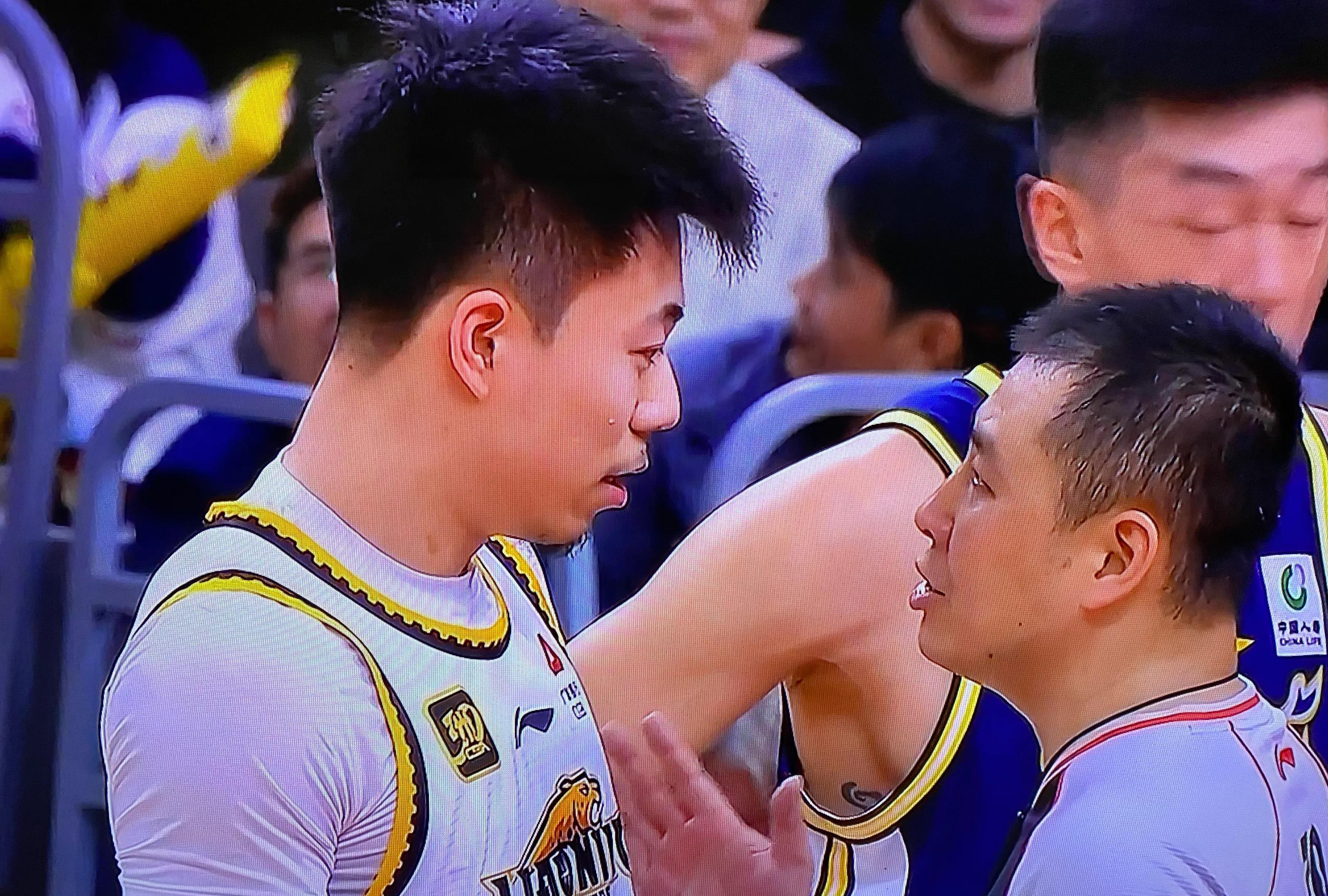 关于矛盾激烈！运动员不满裁判判决，现场紧张，引发热议的信息