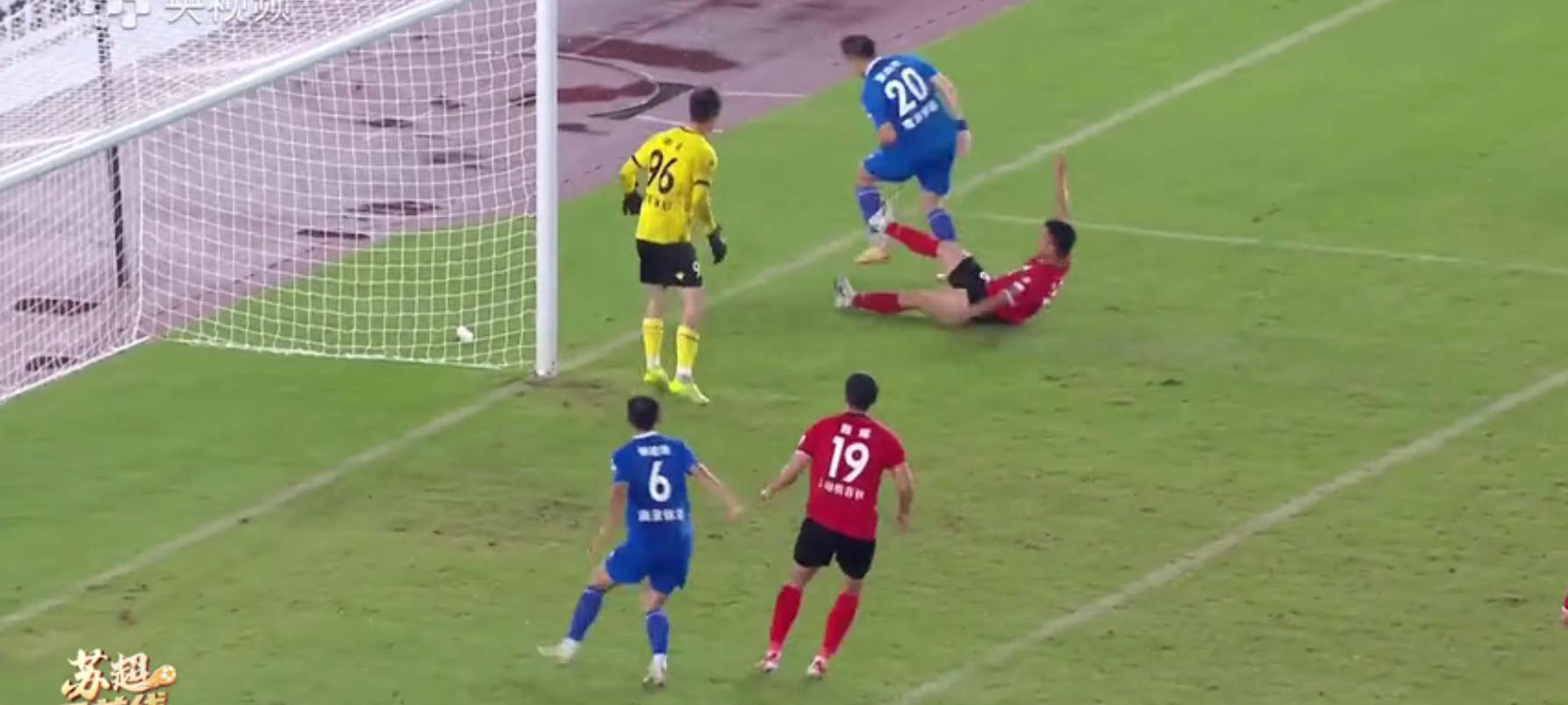 足球锦标赛关键战役,球员决胜负,掌声雷动 足球锦标赛关键战役,球员决胜负,掌声雷动