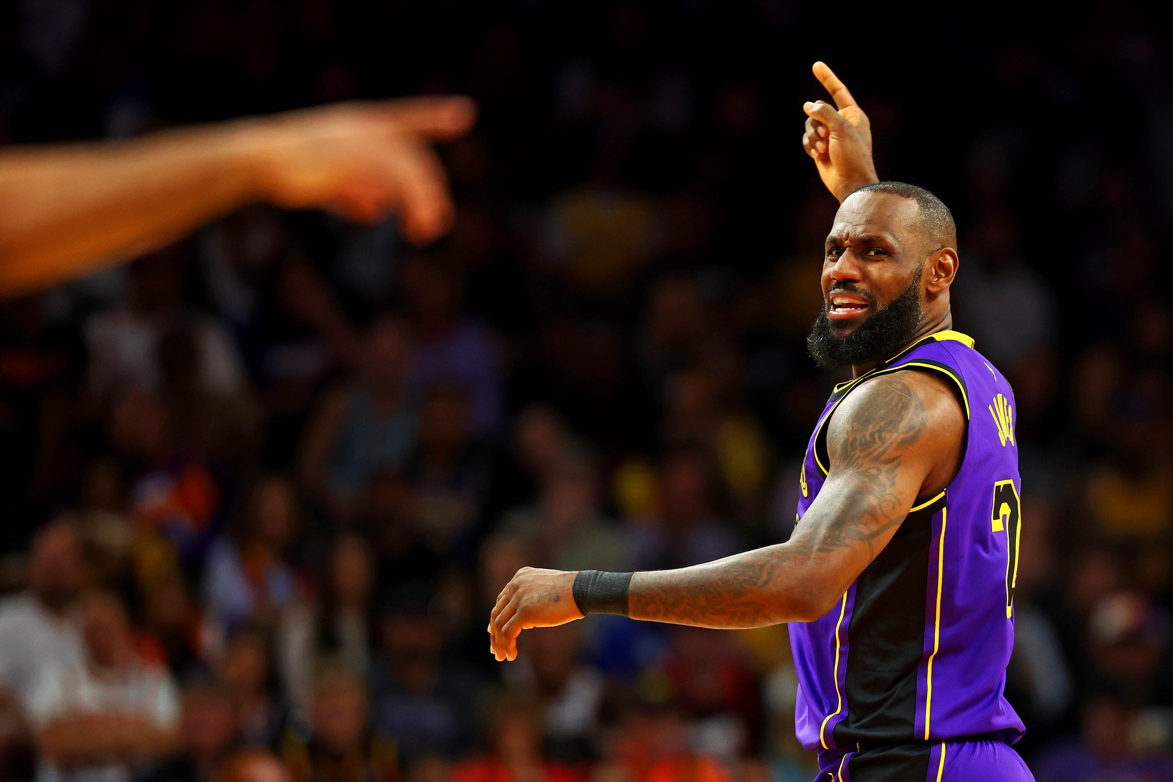 湖人大胜老鹰,达成赛季最长连胜,掌声雷动 湖人大胜老鹰,达成赛季最长连胜,掌声雷动