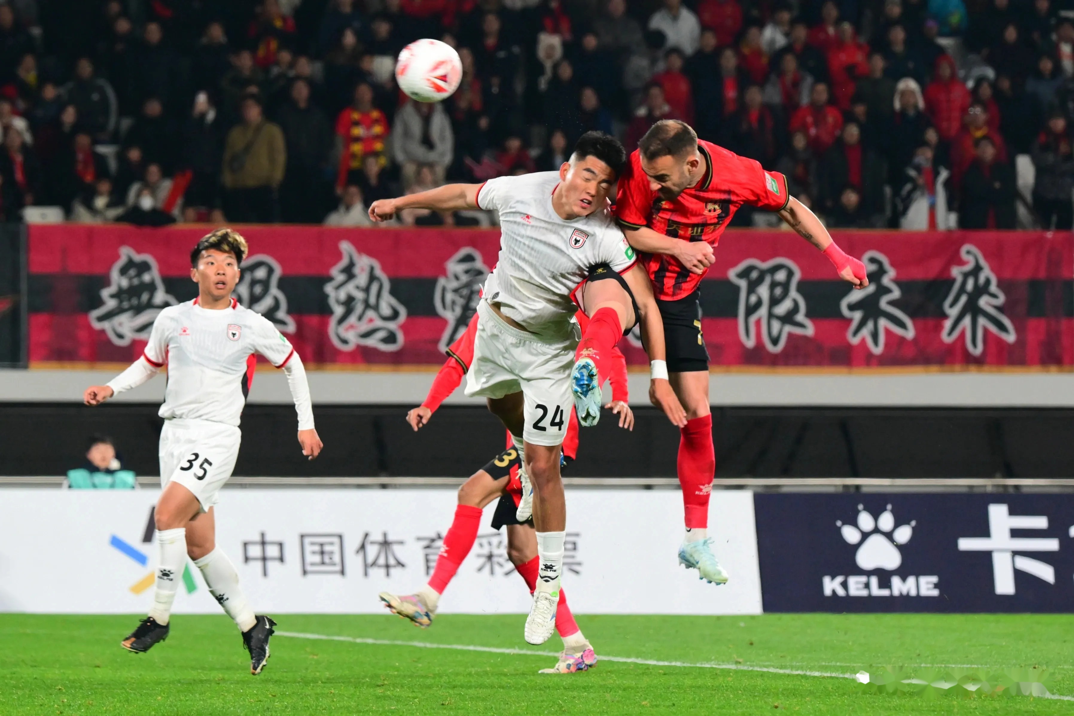 陕西男篮豪取客场胜利，排名节节攀升，引发热议