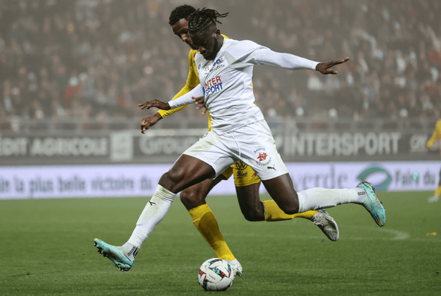 南特客场击败亚眠,取得关键三分,士气大振 南特客场击败亚眠,取得关键三分,士气大振