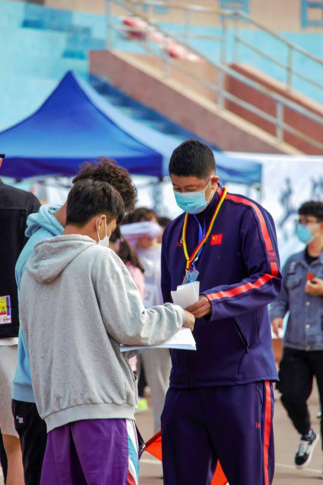 包含红蓝之争,无尽激情盛宴再度上演,掌声雷动的词条 包含红蓝之争,无尽激情盛宴再度上演,掌声雷动的词条