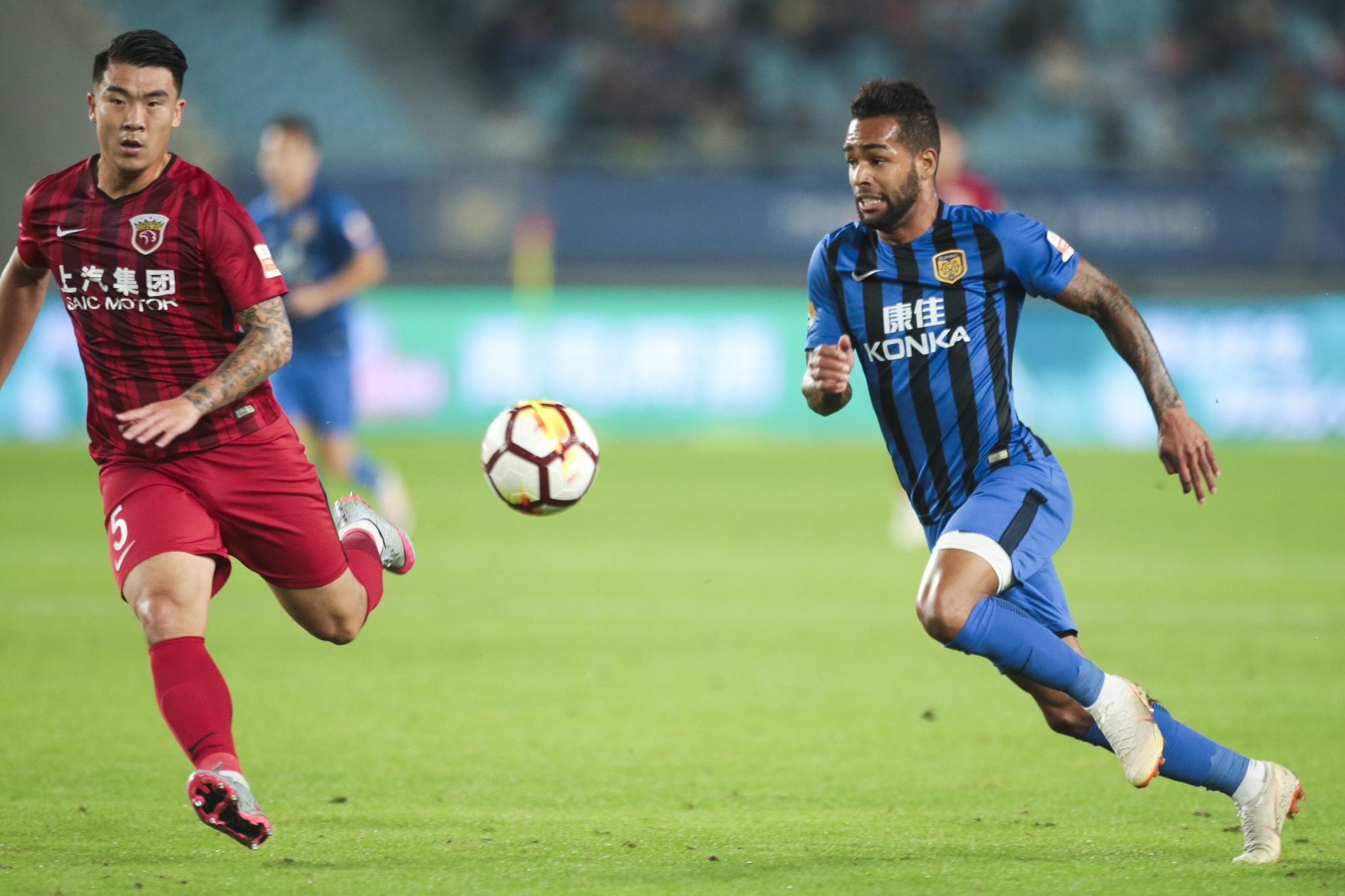 包含苏宁客场战平上港,领跑者再次被逼平,引发热议的词条 包含苏宁客场战平上港,领跑者再次被逼平,引发热议的词条