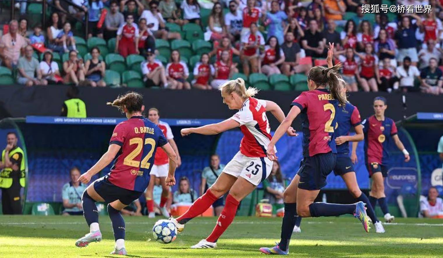 巴萨客场碾压阿森纳，小组赛扬眉吐气，掌声雷动