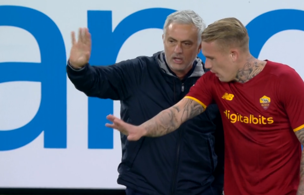 罗马客场战胜那不勒斯，升至积分榜首，战绩斐然