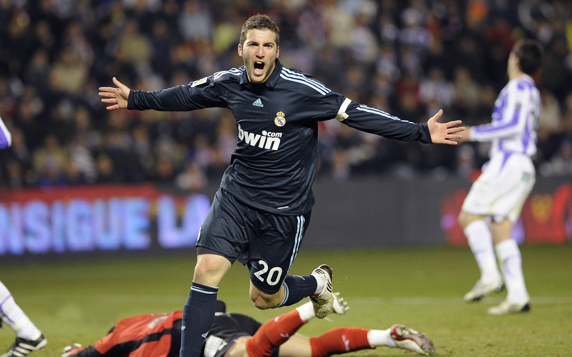 狂热无界！从伯纳乌到银行家生活球馆，今夜体育魂在三线燃烧